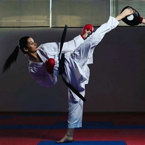Pin By Iojhikjasknkhkkkjkkjkksrrorrfr On Beh Martial Arts Girl Martial Arts Women Karate Kumite