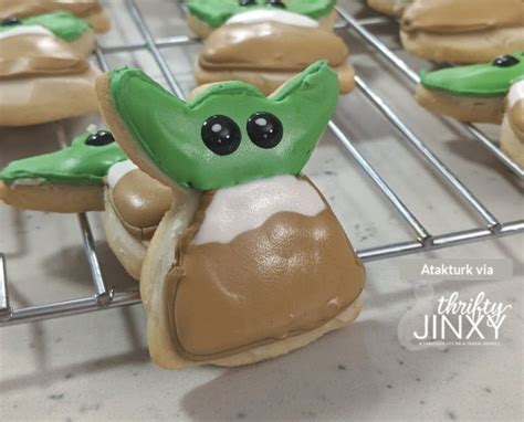 Confectioners' sugar, meringue powder, and water. Royal Icing Recipe For Sugar Cookies With Meringue Powder