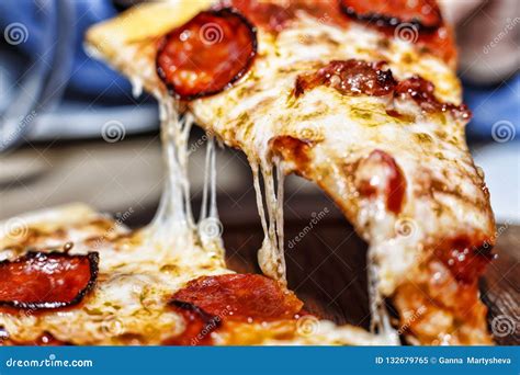 Fatia Quente Da Pizza Queijo De Derretimento Parte Da Pizza Pizza De Pepperoni I Imagem De