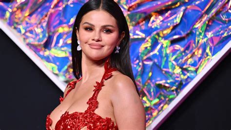 VMAs Selena Gomez empörte Reaktion auf Chris Browns Nominierung geht viral kurier at