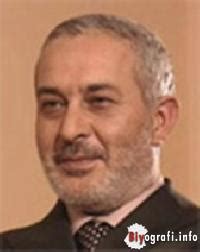Konservatuvarı tiyatro bölümünden mezun (1985) olan sanatçı, sokak. Ali Sürmeli Biyografi.info.
