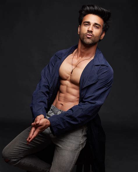 Shirtless Bollywood Men Pulkit Samrats Abs Lets Count Them For Fun