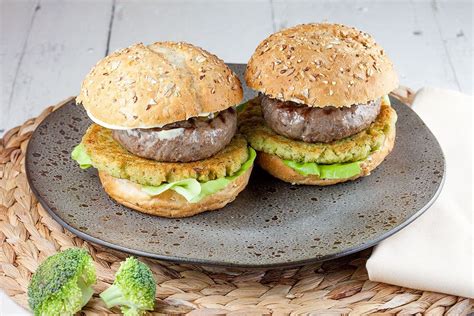 When the hamburger and broccoli are ready, you can combine them in the saute pan. Broccoli en rundvlees hamburger - ohmydish.nl