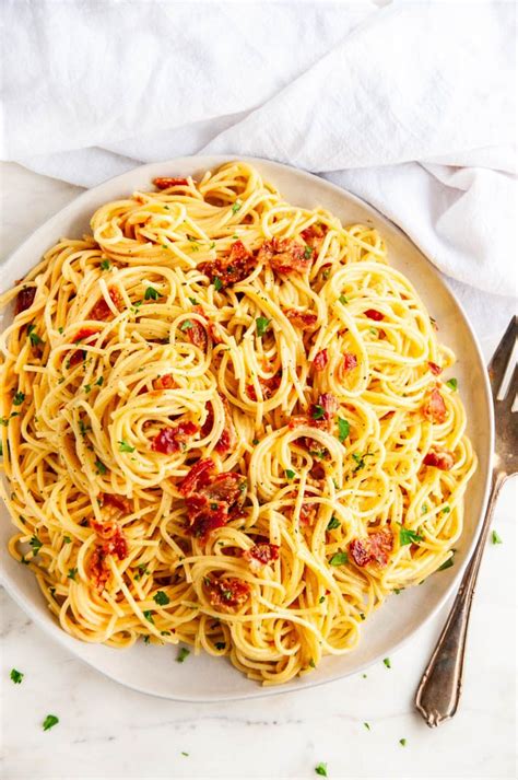 Ini cara terbaik yang pernah gw coba utk bikin carbonara pasta. Classic Spaghetti Carbonara (Quick and Easy!) - Aberdeen's Kitchen
