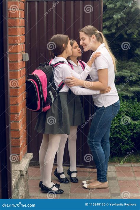 Beso Lesbiana De Niña De Escuela Neree