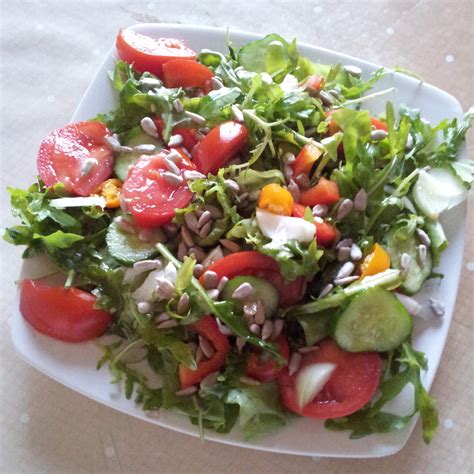 Salata Verde Rucola Castraveti Rosii Ceapa Si Seminte Sano Food