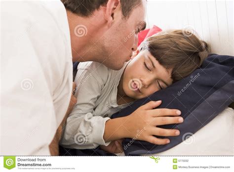 Falls sie bereits mitglied der community sind, können sie sich. Bemannen Sie Das Aufwecken Des Jungen Jungen Im Bett Mit ...