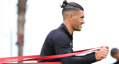 Jonathan david dos santos de querétaro fue expulsado por la brutal jugada (foto: Representante de Jonathan Dos Santos sobre su llegada a ...