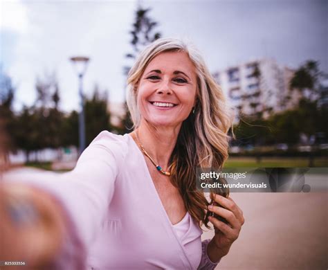 Élégante Femme Dâge Mûr Qui Un Selfie Dans La Ville Photo Getty Images