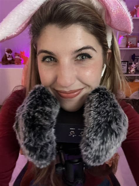 frivolousfox 🦊 on twitter back to back live asmr 👀 and i maaaaay have taken an edible 🥸