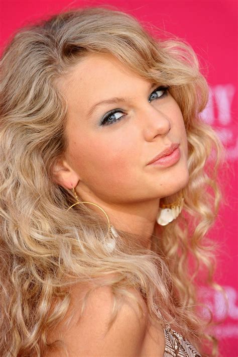 20 Photos Of Taylor Swift That Look Nothing Like Taylor Swift From