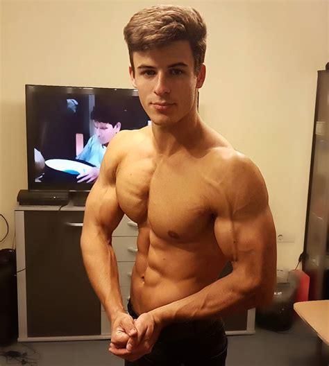Shirtless Fit Guys With Abs Gayfriendschat Com