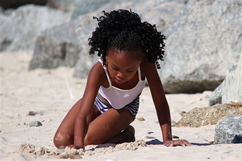 無料画像 海 砂 女の子 女性 遊びます 休暇 脚 モデル 春 衣類 黒 レディ シーズン 肌 美しさ アフリカ人 南アフリカ 写真撮影 アフロ