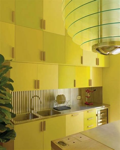 The colours and their descriptors are as follows: Les couleurs Pantone 2021 : la neutralité pour un jaune ...