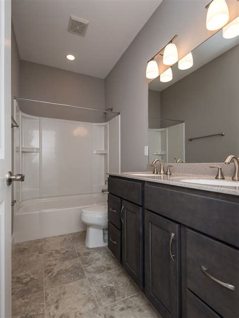A midcentury primary bathroom makes up only 7,783, or 0.71%, of the 1,091,335 bathrooms we analyzed, but this underutilized design can be a good way to combine one. Medium Sized Family Bathroom Design Ideas, Renovations & Photos