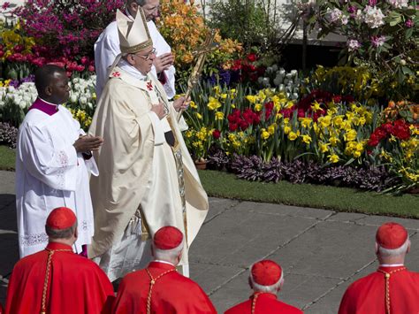 Pope Francis Huge Crowd Joyously Celebrate Easter The Blade