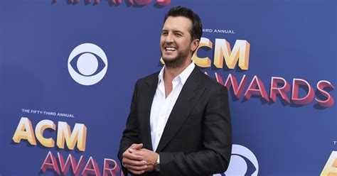 Luke Bryan Helps Mom With A Flat Tire Stranded In Small Tennessee Town Cbs News