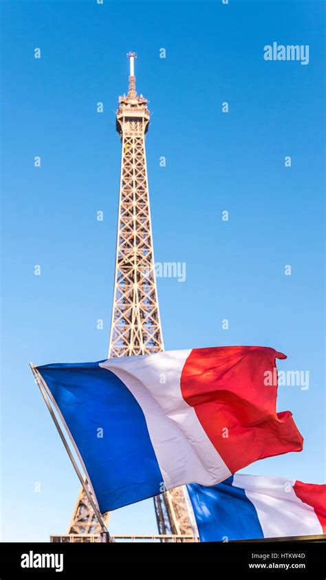 Un Drapeau Français Devant La Tour Eiffel à Paris France Sur Une