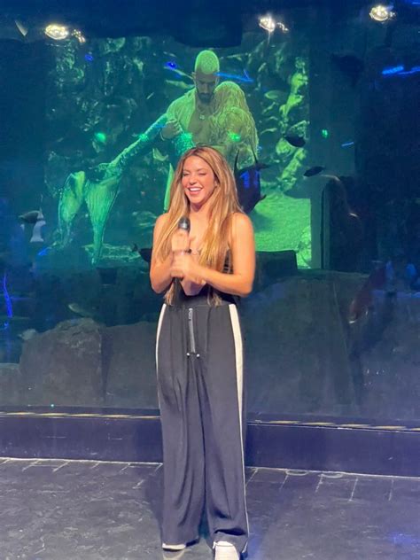 Shakira Presentó “copa Vacía” En El Acuario De París Con Sirena Y Bajo El Agua Infobae