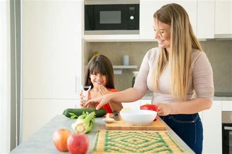 Mamá E Hija Alegres Divirtiéndose Mientras Cocinan Verduras Para La Cena Niña Y Su Madre
