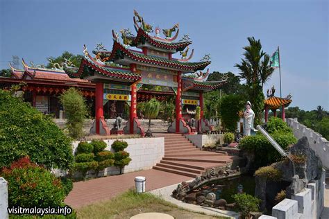 I use the term 'chinese temple' loosely. Wan Loong Chinese Temple, Port Dickson - Holidify