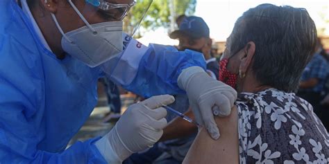 La vacunación será una herramienta importante para ayudar a frenar la pandemia. Vacunación COVID Baja California: adultos mayores en ...