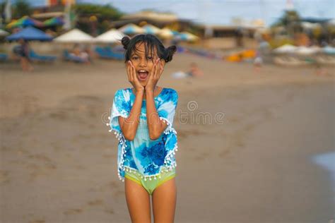 Het Portret Van De Strandlevensstijl Van De Jonge Mooie En Gelukkig