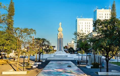 Estatua de jesucristo en el globo terráqueo monumento al divino salvador del mundo en san