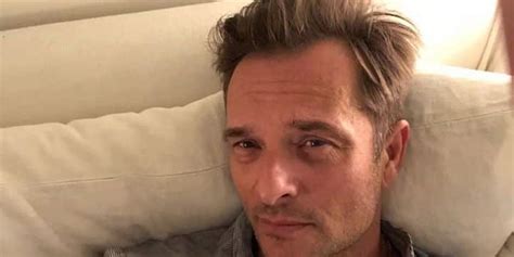 De retour avec l'album j'ai quelque chose à vous dire, david hallyday se prépare à partir en tournée. David Hallyday lâche le clip "Ensemble et maintenant ...