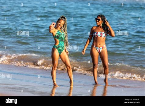 Brasilien Bundesstaat Bahia Salvador De Bahia Am Strand Fotosession Für Zwei Brasilianerinnen