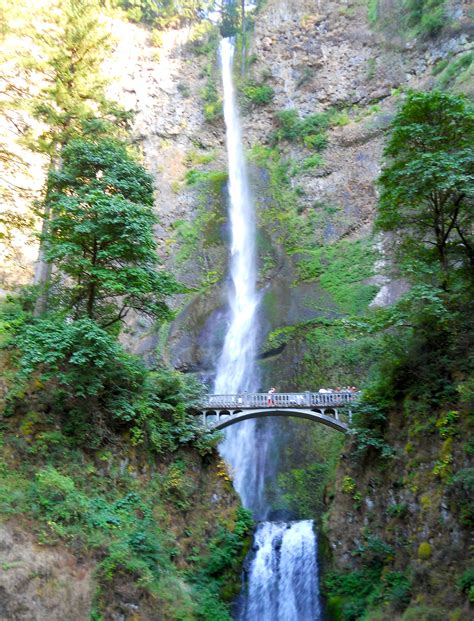 Multanomah Falls By The Columbia Gorge Wa Cascadas