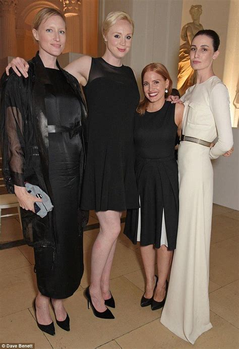 Statuesque Gwendoline Christie Towers Over Diminutive Jessica Chastain Tall Women Tall Girl