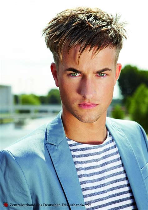 A regular haircut can be described as a hairstyle for a man or boy with hair long to comb on top. Mannenkapsel met millimeterkorte geschoren secties en ...