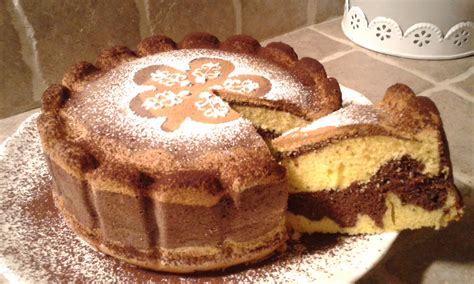 Una soffice e delicata ciambella dal doppio gusto vaniglia e cacao. Ricetta Torta Bicolore | Ricettario Tipico