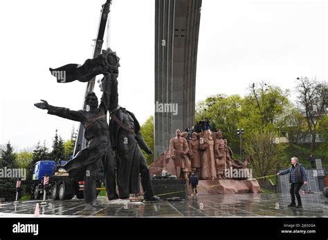 Ucraina Kiev 26 Apr 2022 I Lavoratori Smantellano Il Monumento Dell