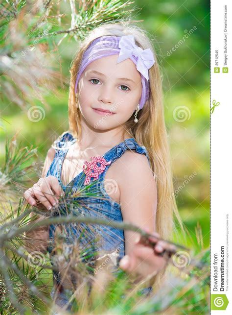 白肤金发的女孩画象 库存图片 图片 包括有 绿色 可爱 本质 女孩 有吸引力的 耳环 杉木 39712545