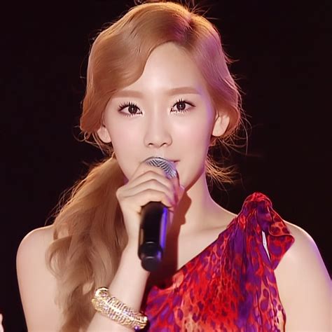 Taeyeon Reveals Photos Of Herself Taken With Fans In The Background Soompi