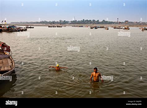 Los Peregrinos Tomar Baño Sagrado En El Río El Río Ganges Allahabad Uttar Pradesh India