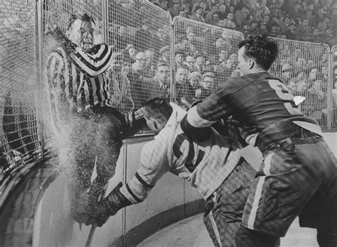 Old Time Hockey 40's or 50's (ex-post r/hockey) [790x581] : HistoryPorn