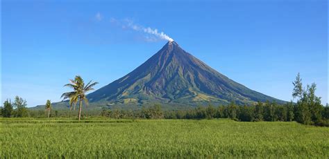Mayon Volcano In The Morning Woke Up Noticed Its Totally Cloudless