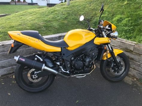 A la base, une tt 600. Triumph Speed Four (2002-2006) Exhaust - GALLERY