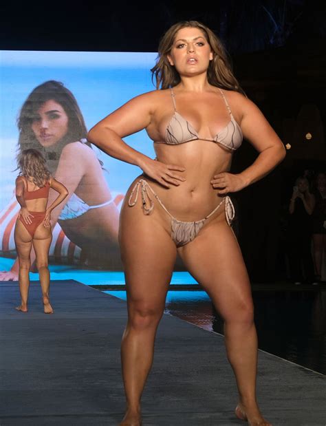 ‘sports Illustrated 2021 Fashion Show Features Plus Size Models