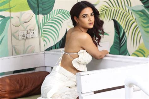 Jasmin Bhasin Sets Temperatures Soaring With Hot Sexy Looks Check Out Diva S Bold Pics News