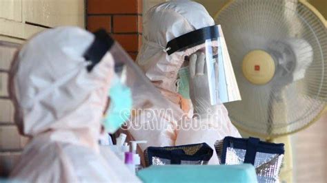 Pada kepmenkes lama, proses verifikasi dokumen pengajuan insentif dilakukan dari tahap fasilitas pelayanan kesehatan (fasyankes) atau dinas sedangkan dalam kepmenkes yang baru, proses verifikasi dokumen pengajuan insentif hanya sampai di tingkat dinas kesehatan provinsi dan. Tagih Janji Insentif ke Pemerintah, Tenaga Medis Covid-19 ...