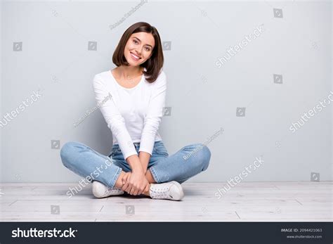 48765 Afbeeldingen Voor Woman Sitting Legs Crossed Afbeeldingen Stockfoto‘s En Vectoren