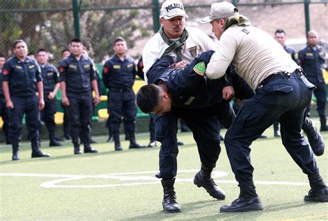 Pnp Realizó Prácticas De Instrucción De Tiro Y De Defensa Personal