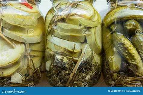 Pepinos Caseros En Vinagre Y Zucchini En Frascos De Vidrio En El Umbral