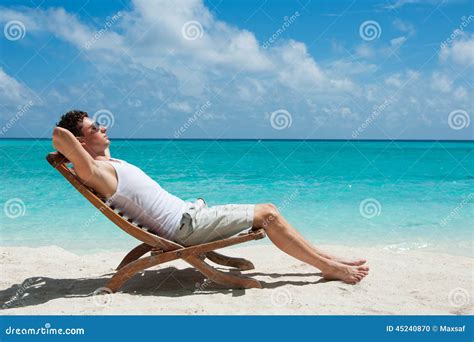 Uomo Che Prende Il Sole Sulla Spiaggia Fotografia Stock Immagine Di Giorno Quiete 45240870
