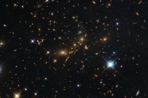 Hubble Captures Glow Of Giant Galaxy Cluster