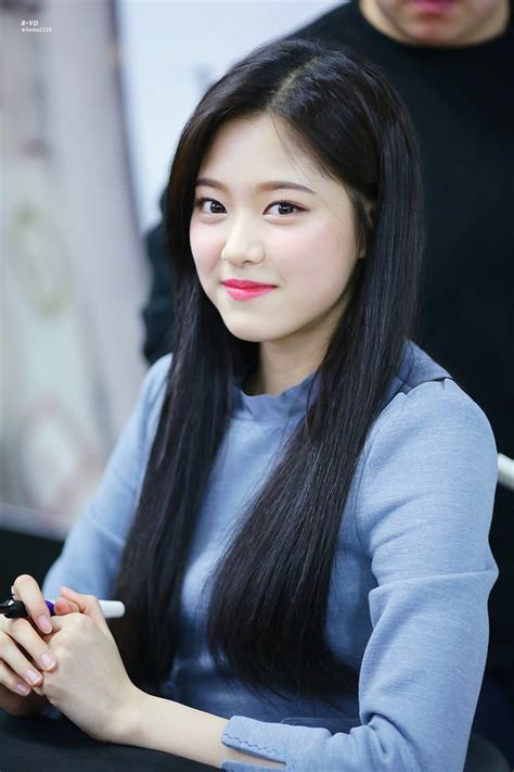 Netizens Say LOONA Member HyunJin Has Tzuyu And Son NaEun ...